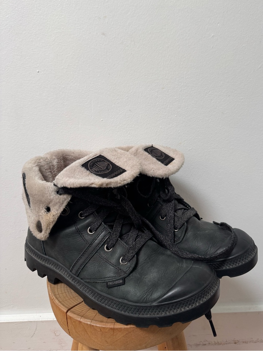 PALLADIUM baggy shearling black waterproof nubuck leather boots womenโs 7